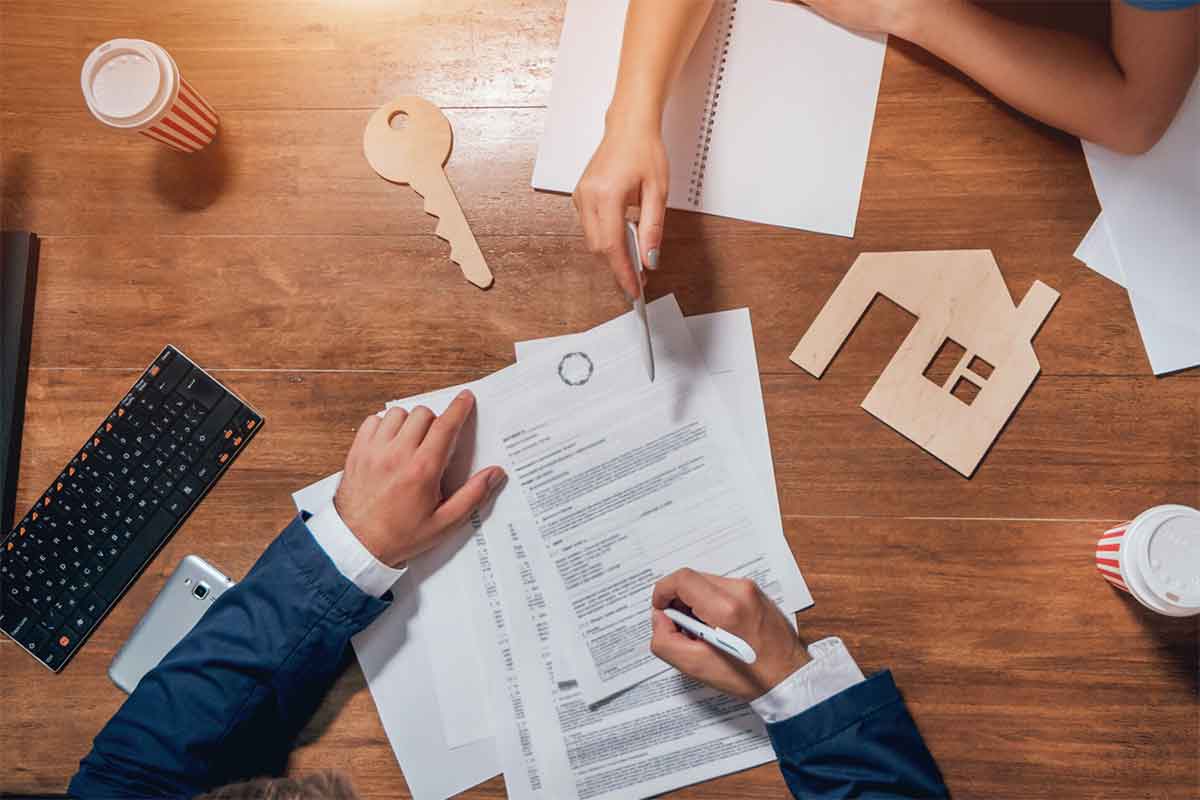 资源《房产销售25讲：从小白到销冠的修炼手册》的海报