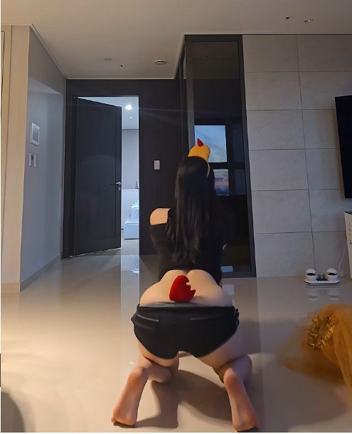 资源《富有且慷慨的 臀部女大人系列》的海报