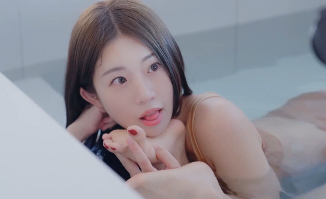 资源《两位性感美女浴室嬉戏   爆火直播场面》的海报