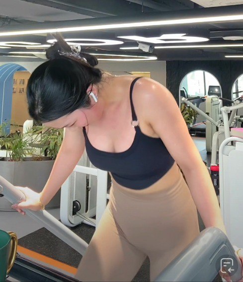 资源《直播录屏性感美女主播跑步机训练》的海报