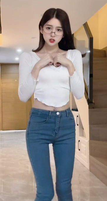 资源《抖音美女-小小小谢视频合集》的海报