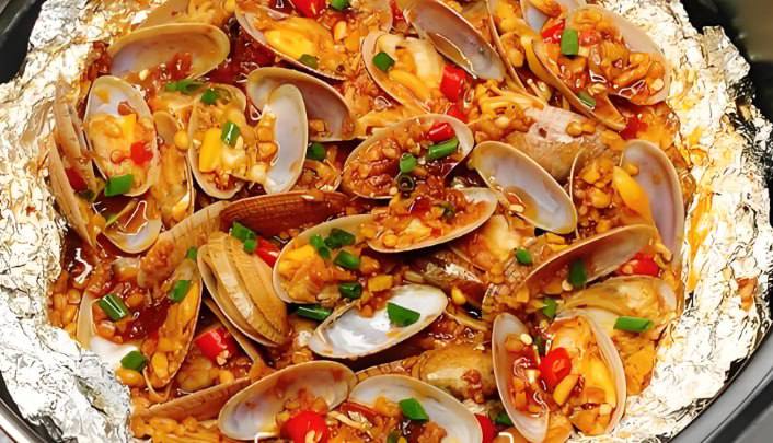 资源《锡纸花甲粉丝绝密技术，实体培训课程教你开店致富》的海报