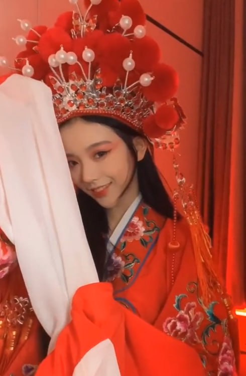 资源《抖音美女-彭十六elf视频合集》的海报
