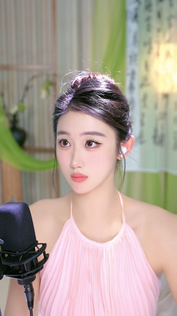 资源《美女直播视频2024-12-01》的海报