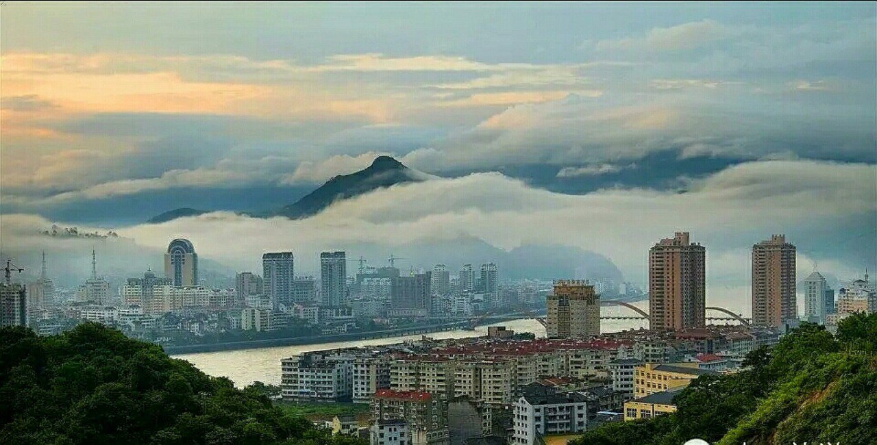资源《《中国必拍的20个城市摄影圣地・彩图版》精选最值得前往旅游20个地方 云旅游[pdf]》的海报